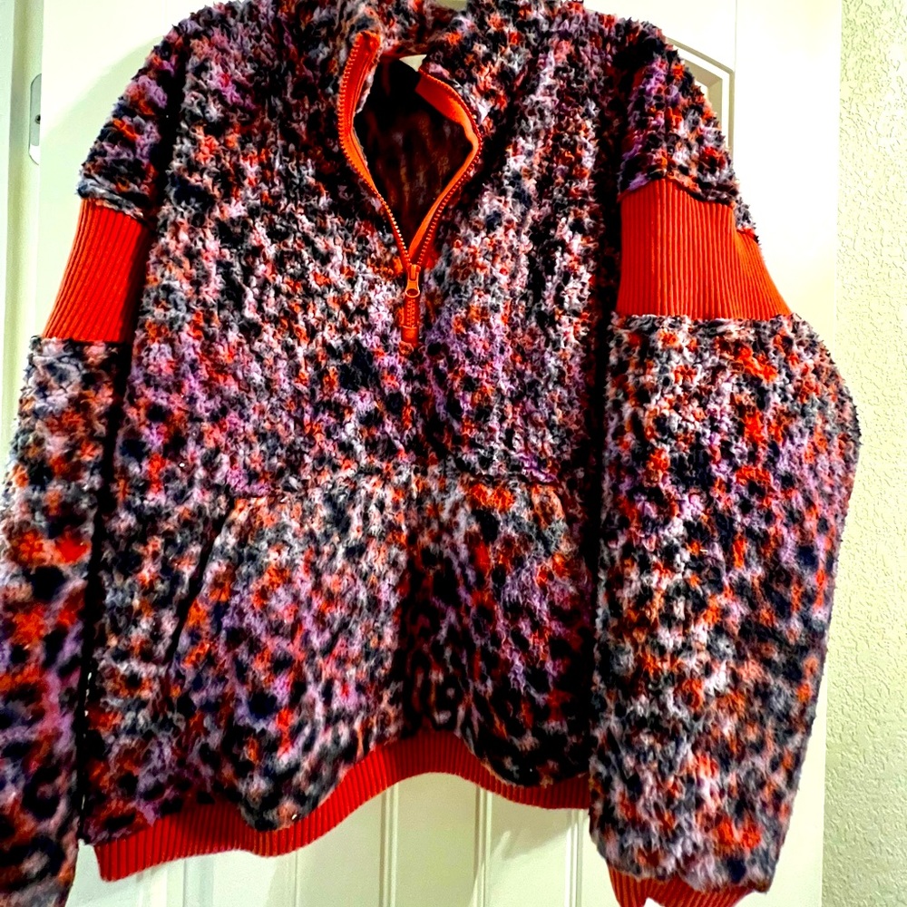 Worn a couple times. Super cozy and cute pull over!